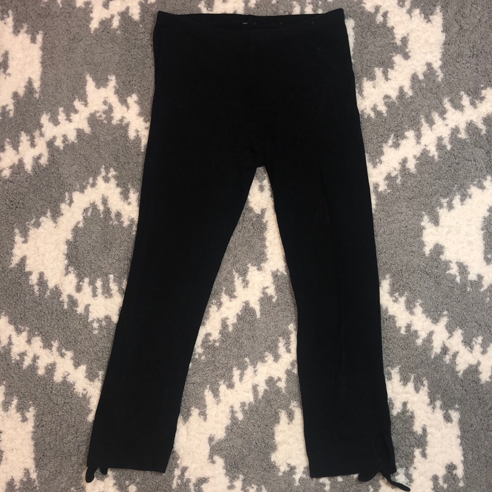 Black knotted capri leggings